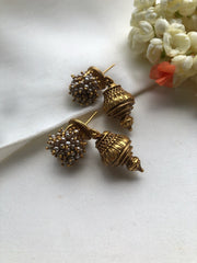 Vintage style earrings with pearls bunch