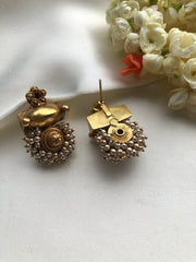 Vintage style earrings with pearls bunch