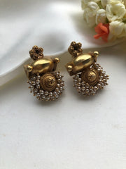 Vintage style earrings with pearls bunch