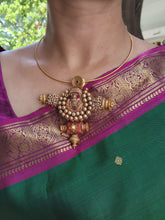 Vintage style pendant with pearls bunch & Hasli