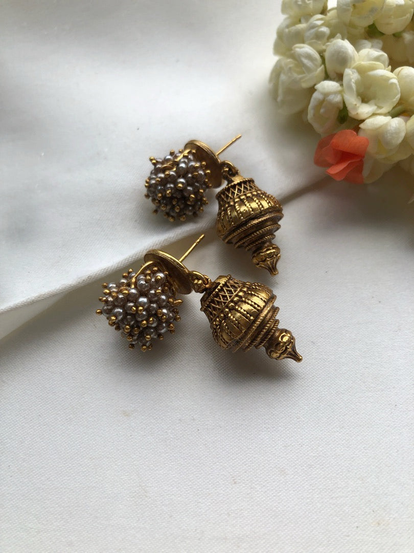 Vintage style earrings with pearls bunch