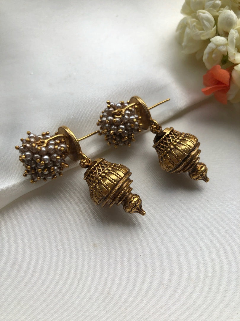 Vintage style earrings with pearls bunch