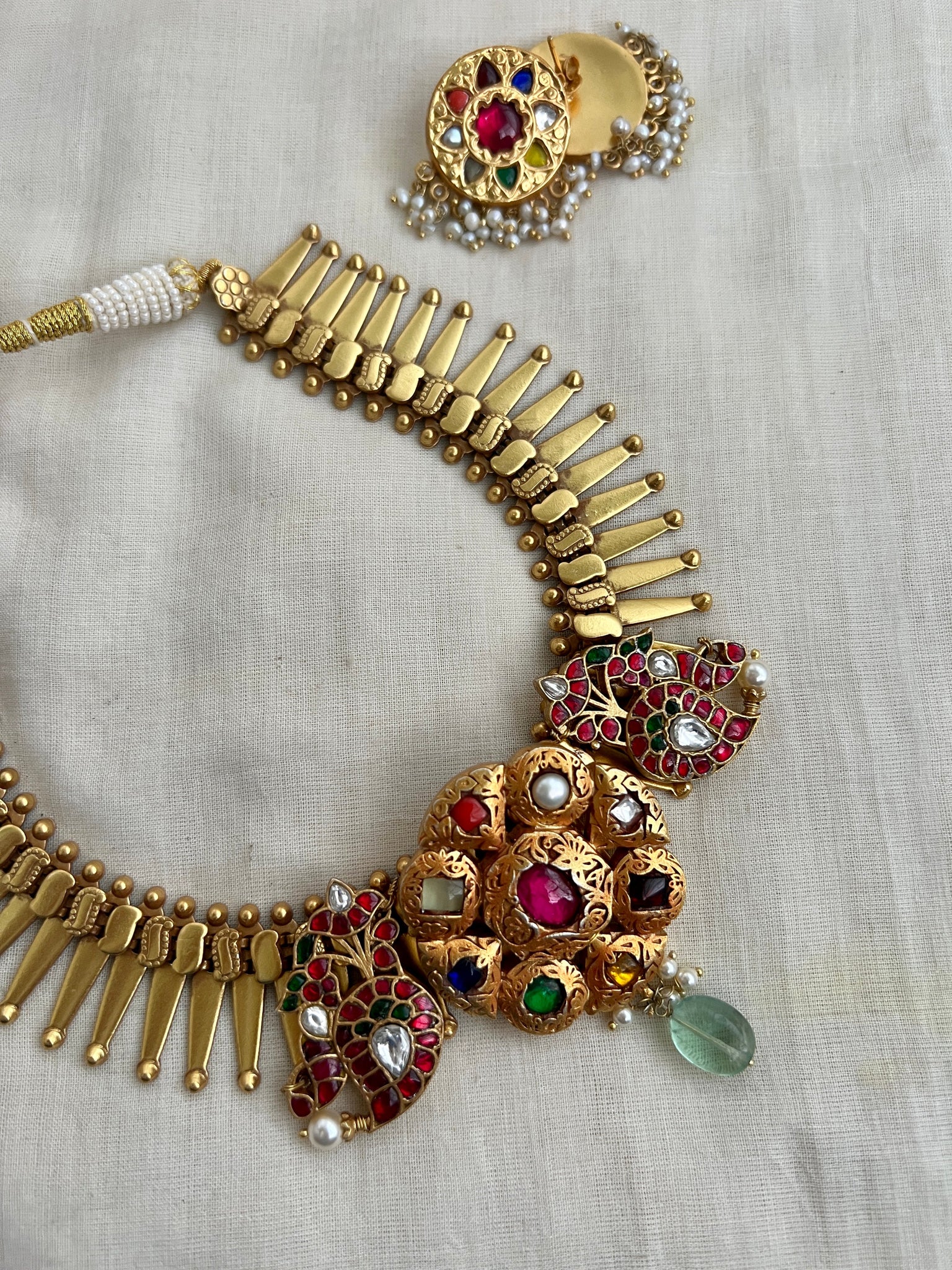 Gold necklace online with kundan work