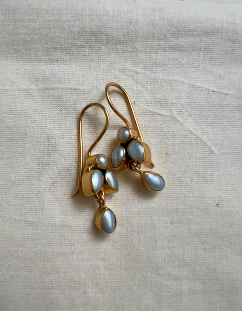 Gold polish pearl hangings