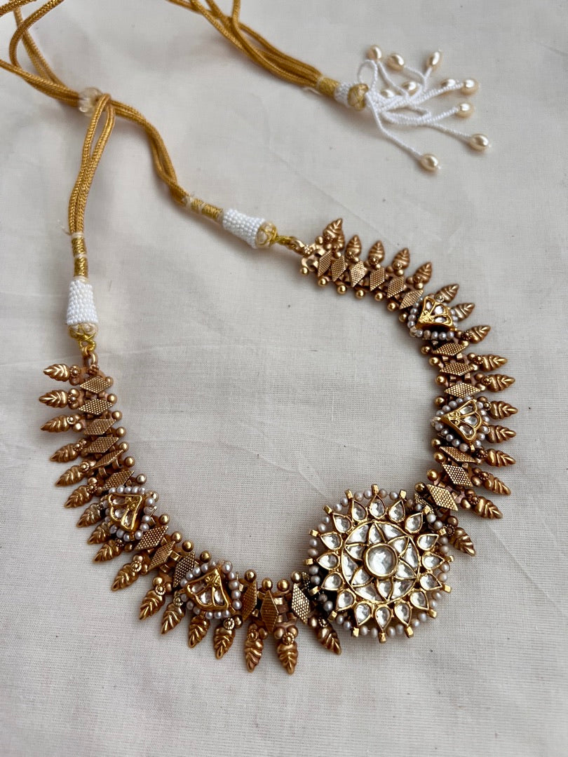 Gold polish kundan pendant necklace with pearls
