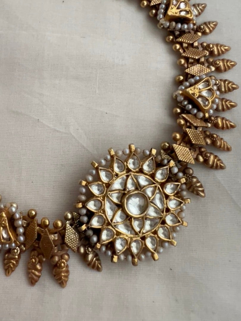 Gold polish kundan pendant necklace with pearls