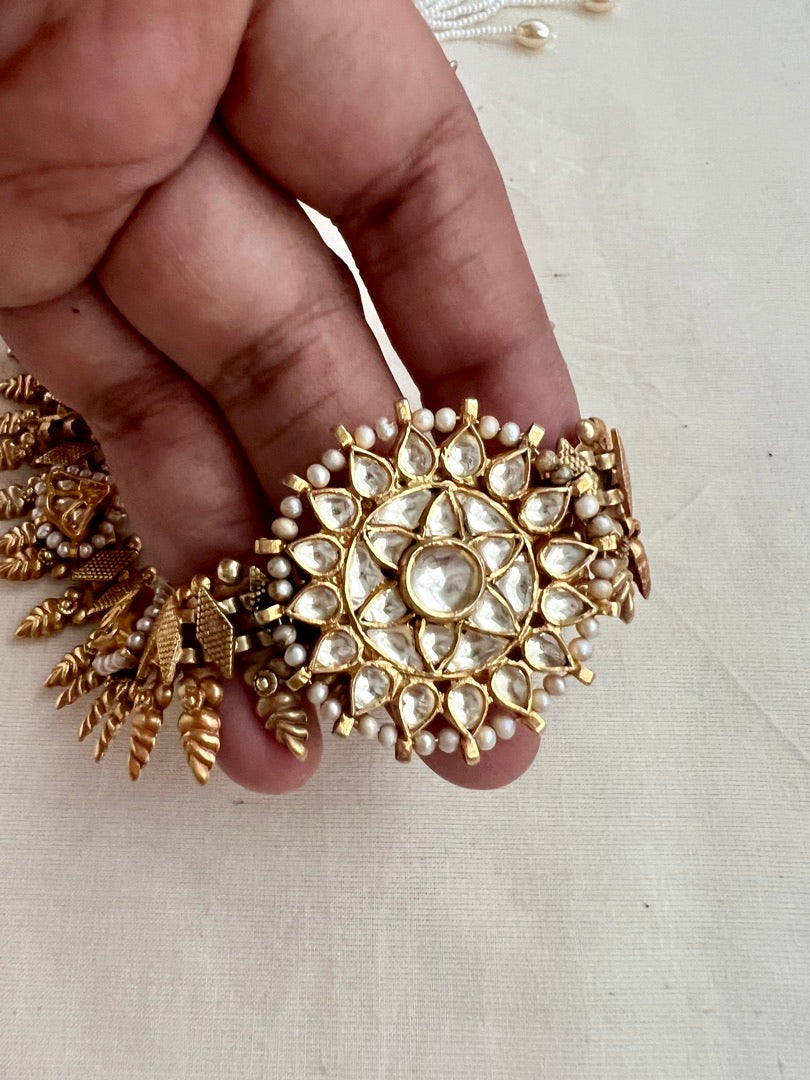 Gold polish kundan pendant necklace with pearls