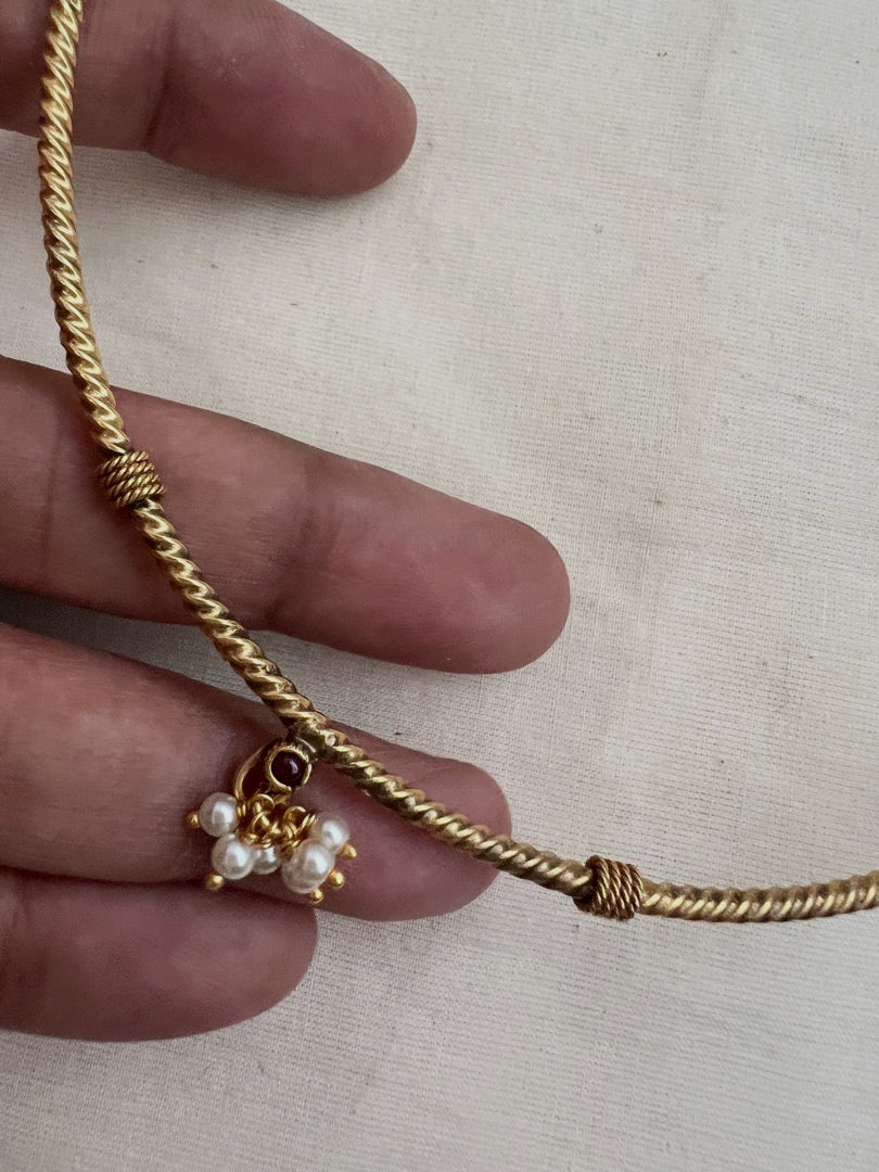 Gold polish hasli with pearls bunch