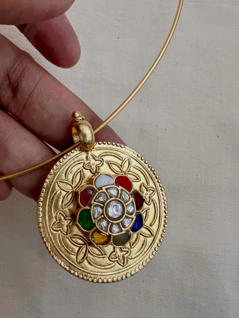 Gold polish hasli with navrathana pendant