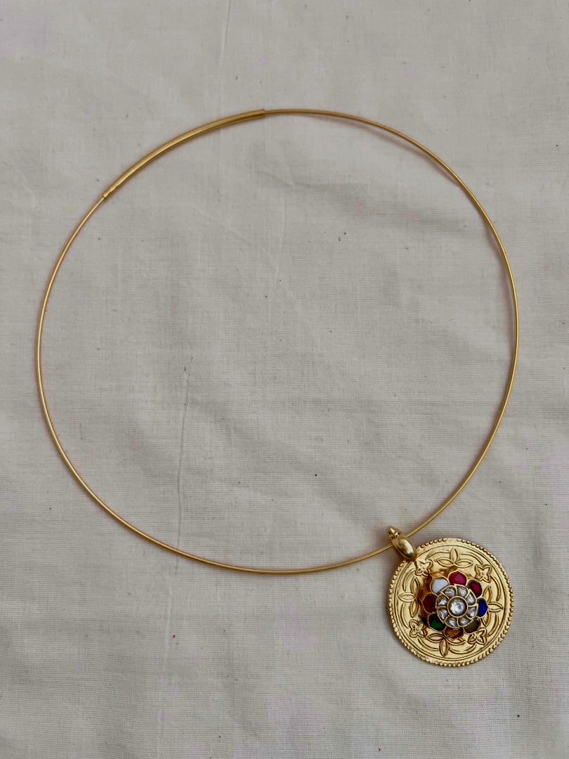 Gold polish hasli with navrathana pendant