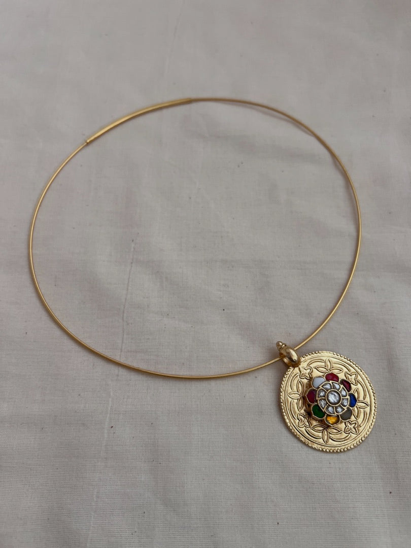 Gold polish hasli with navrathana pendant