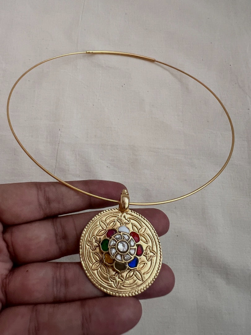 Gold polish hasli with navrathana pendant