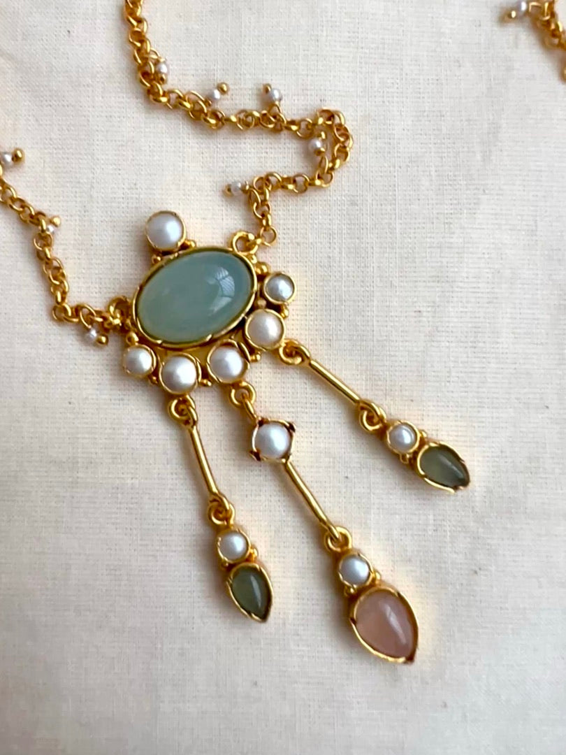 Gold polish calcedony and pearl pendant chain