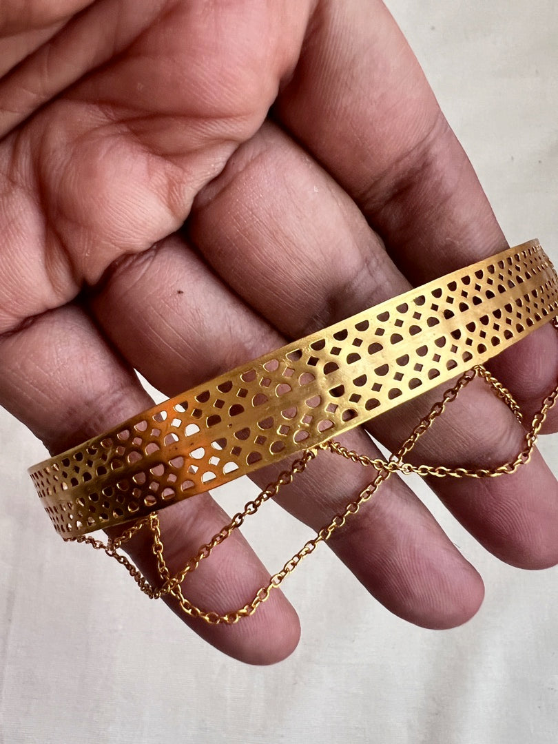 Gold polish adjustable choker with gold chain hangings