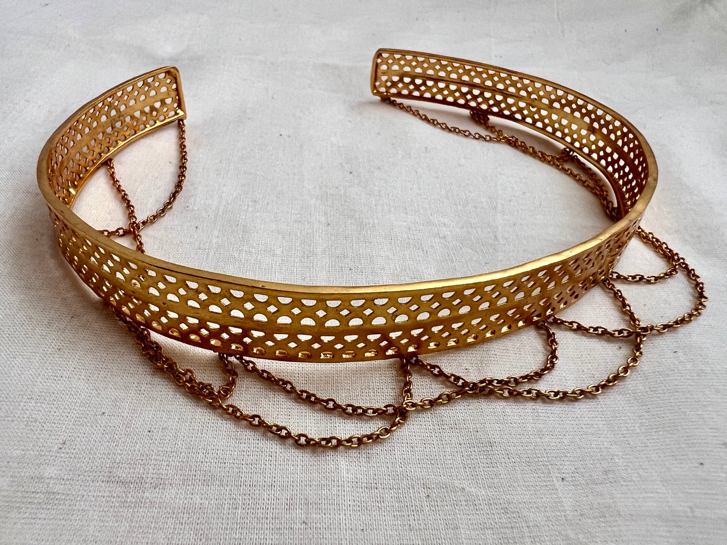 Gold polish adjustable choker with gold chain hangings