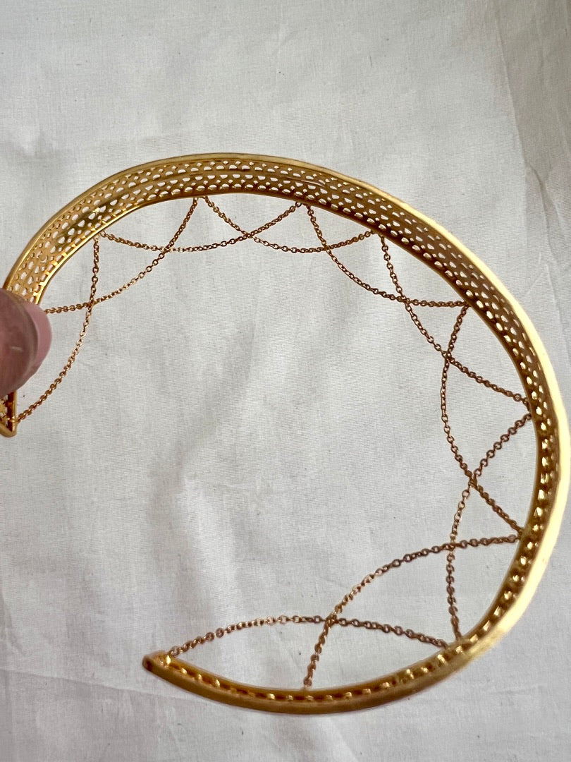 Gold polish adjustable choker with gold chain hangings